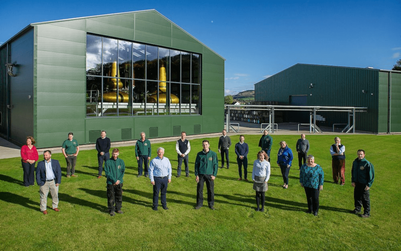 El equipo de Morrison Scotch Whisky Distillers fuera de la destilería El equipo de Morrison Scotch Whisky Distillers fuera de la destilería