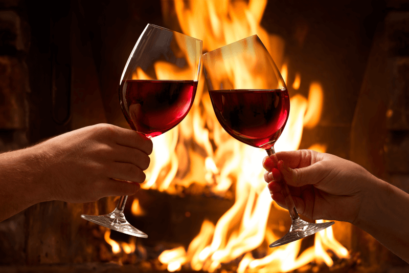 Noche de chimenea con vino tinto Kaminabend-mit-Rotwein