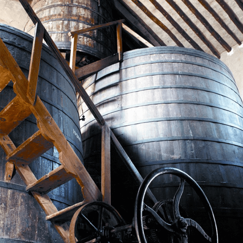 Se utilizan grandes tanques de madera para la fermentación