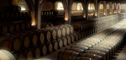 Los vinos tintos maduran en la bodega climatizada de Marqués de Griñón. Los vinos tintos maduran en la bodega climatizada de Marqués de Griñón.