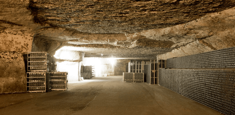 Cuevas Bailly Lapierre almacén de botellas en la cueva